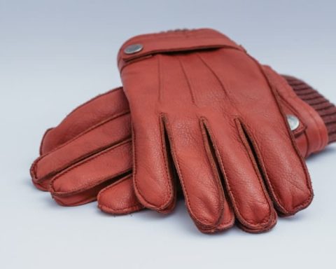 Why Do Golfers Wear One Glove